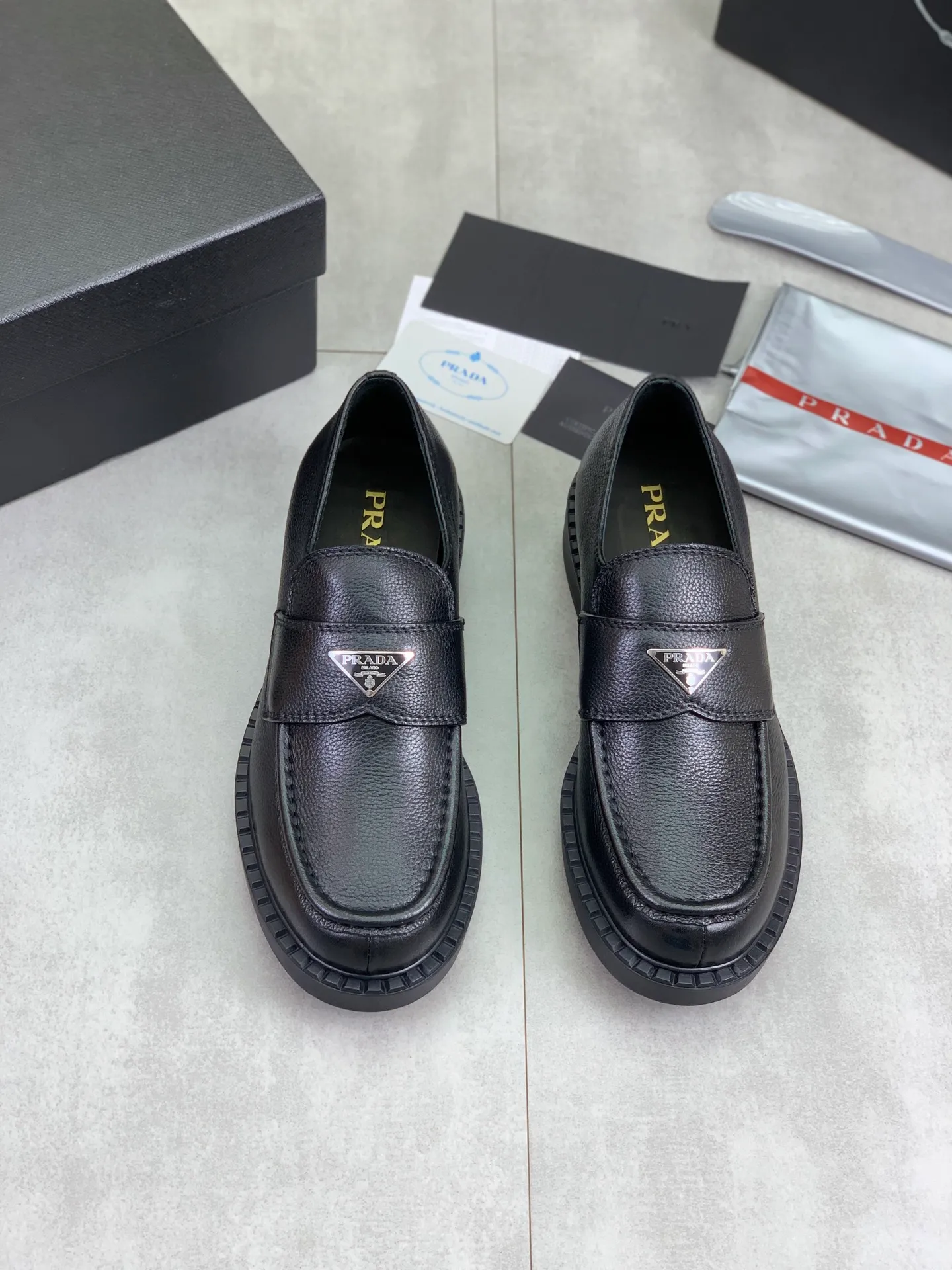 Factory price P800 💰Original quality, top version🔱 ＰＲＡＤＡPrada. Men's business casual leather shoes, top quality cow leather. 1:1 shipment ⬆️Luxurious and noble, all made of imported original first-layer fine suede cowhide, just to create a more comfortable wearing experience. Upper: original comfortable open-edge bead-rubbed calfskin ➕Top imported water-dyed full cow lining, original high-end lightweight and comfortable TPU combination bottom ✔️Code number: 39-44 (38 45 Can be customized)